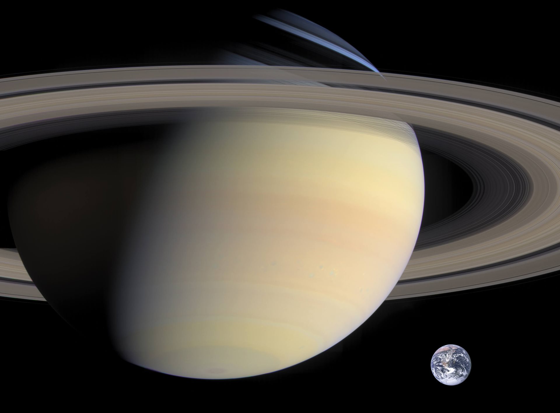 Saturn - nízká hustota